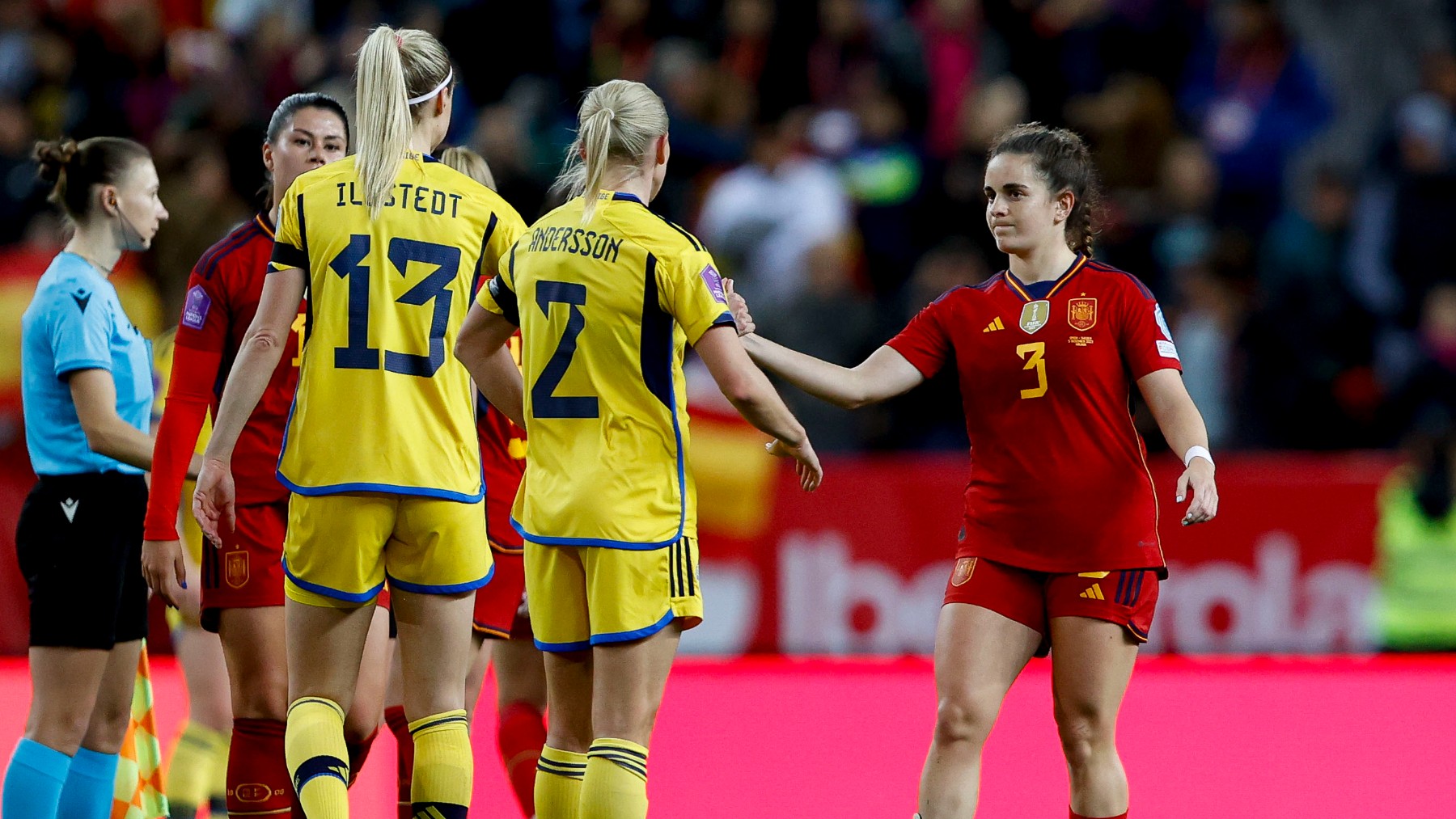 Las jugadoras de España y Suecia tras el partido. (EFE)