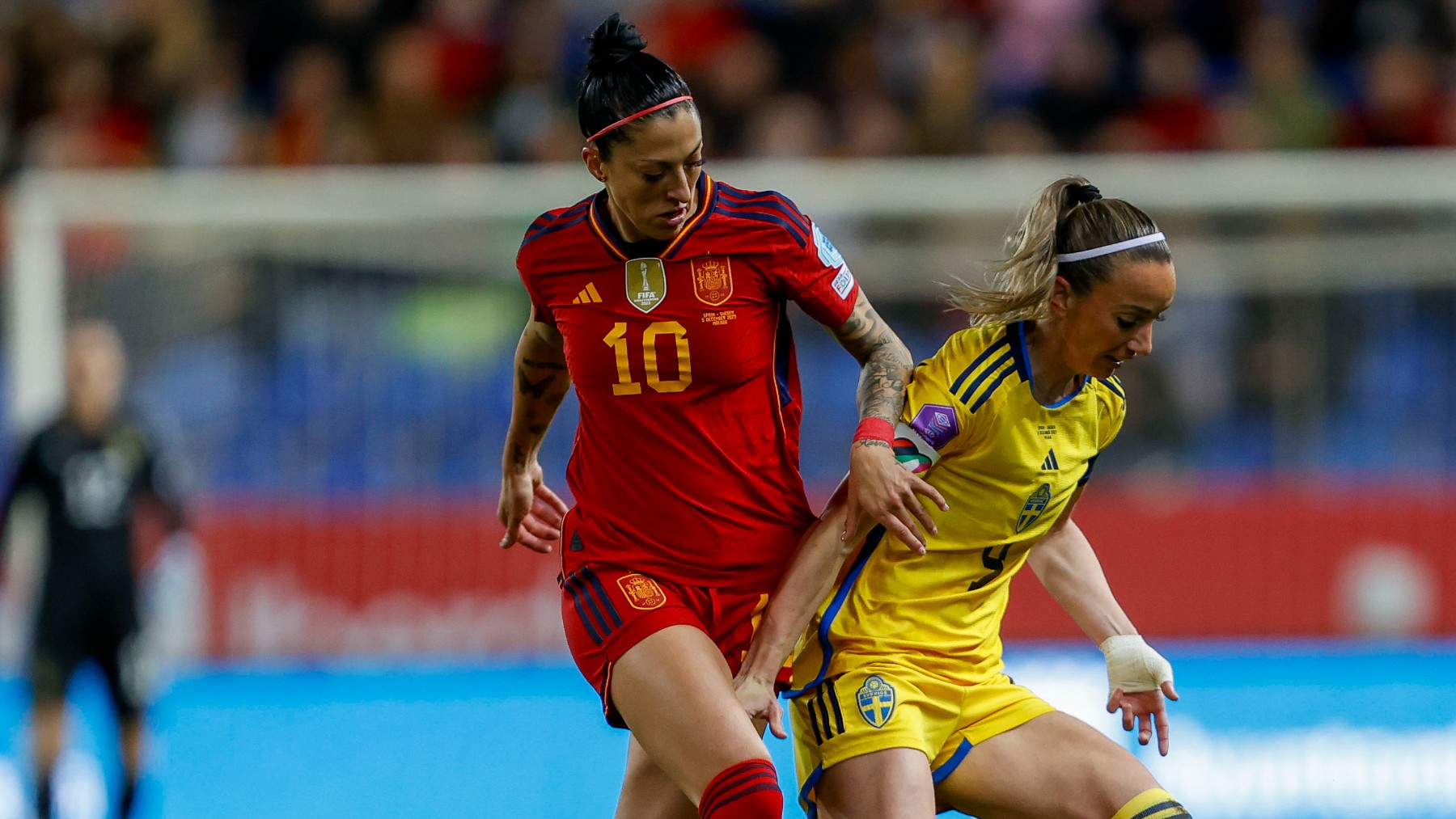 Jenni Hermoso y Asllani pugnan una pelota en el España-Suecia (EFE)