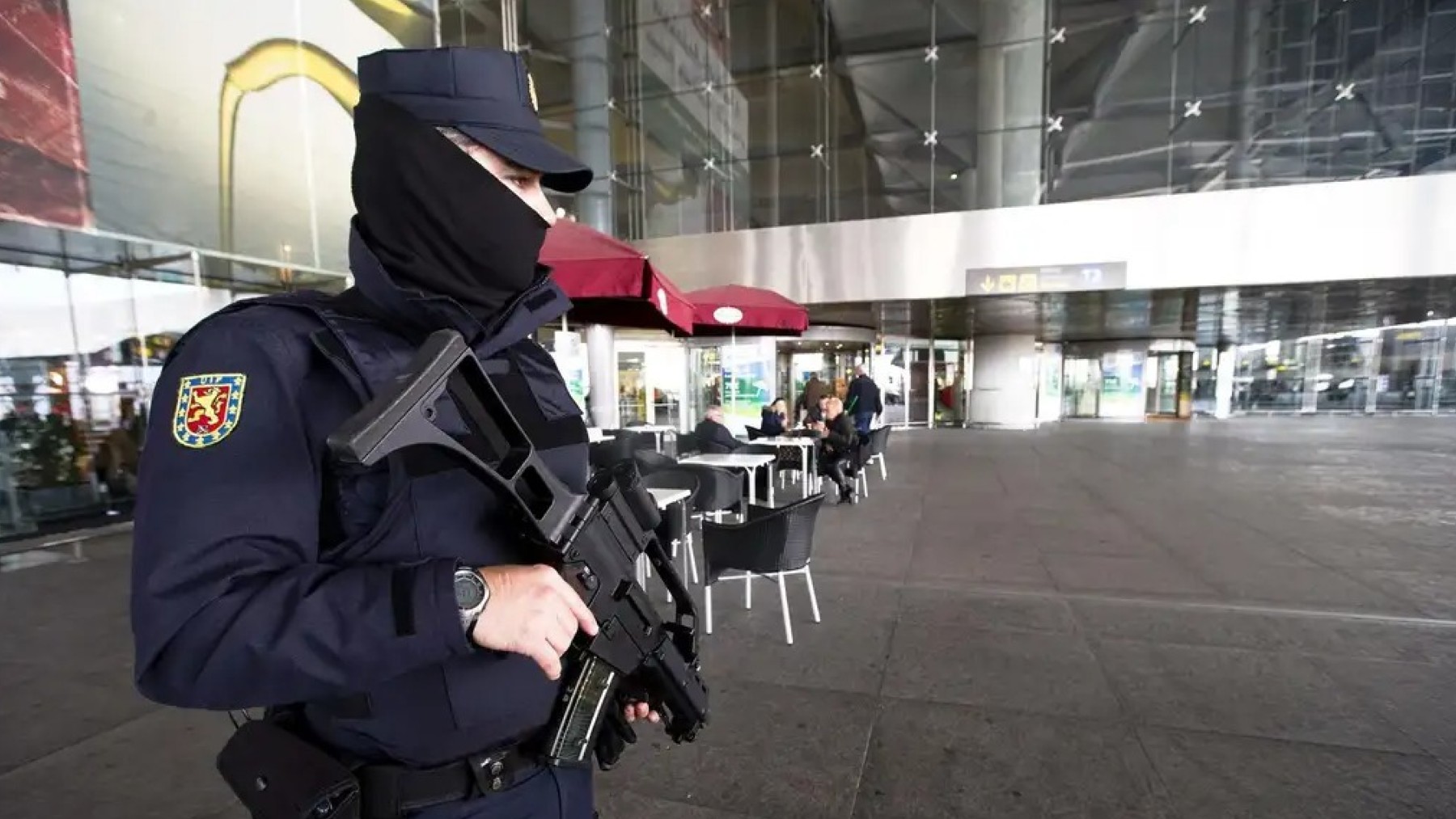 Un policía nacional en tareas de alerta antiterrorista.