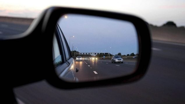 Uno de los espejos retrovisores de un coche.