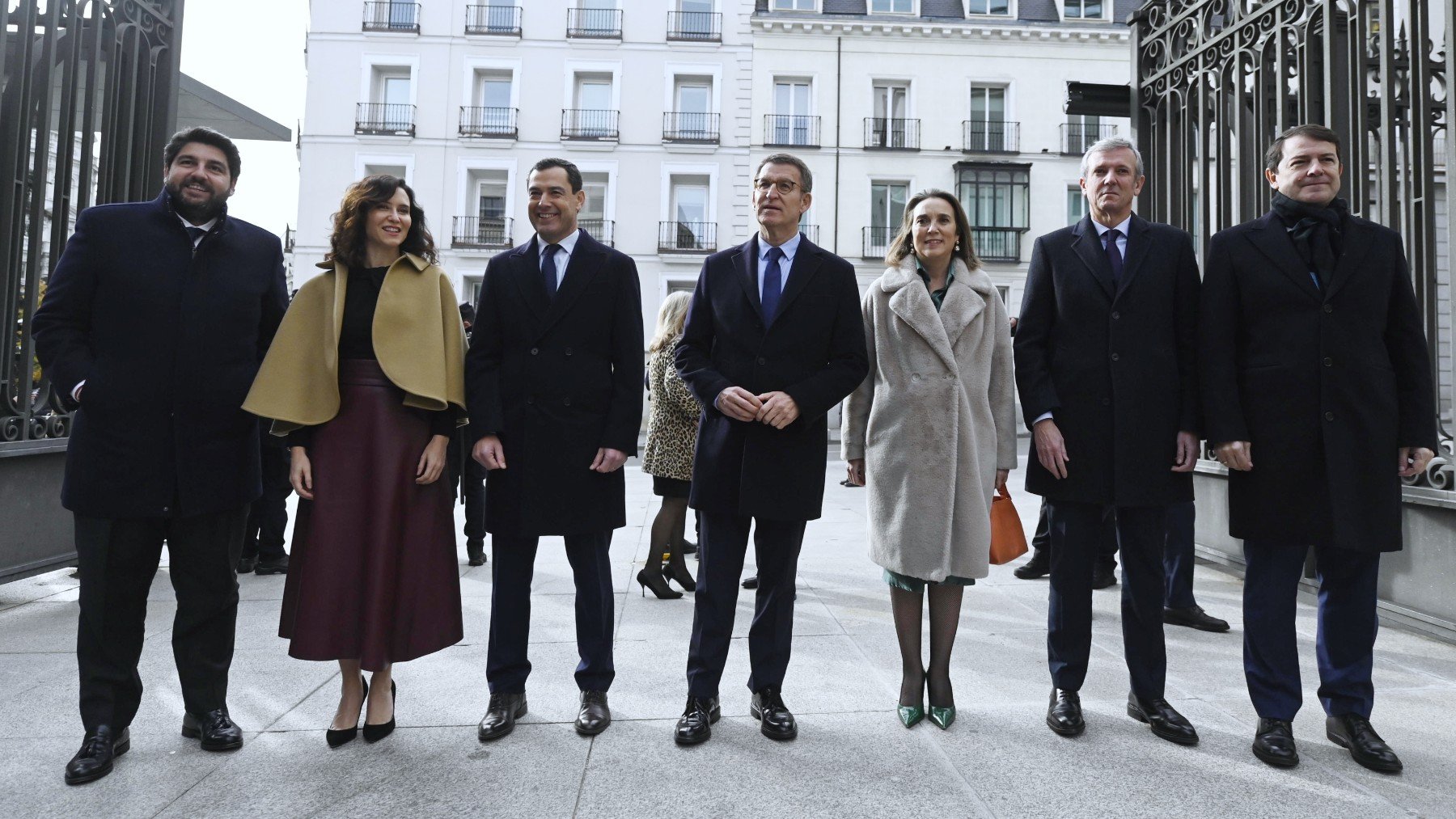 Feijóo con Gamarra y los barones del PP este 6D. (Foto: EP)