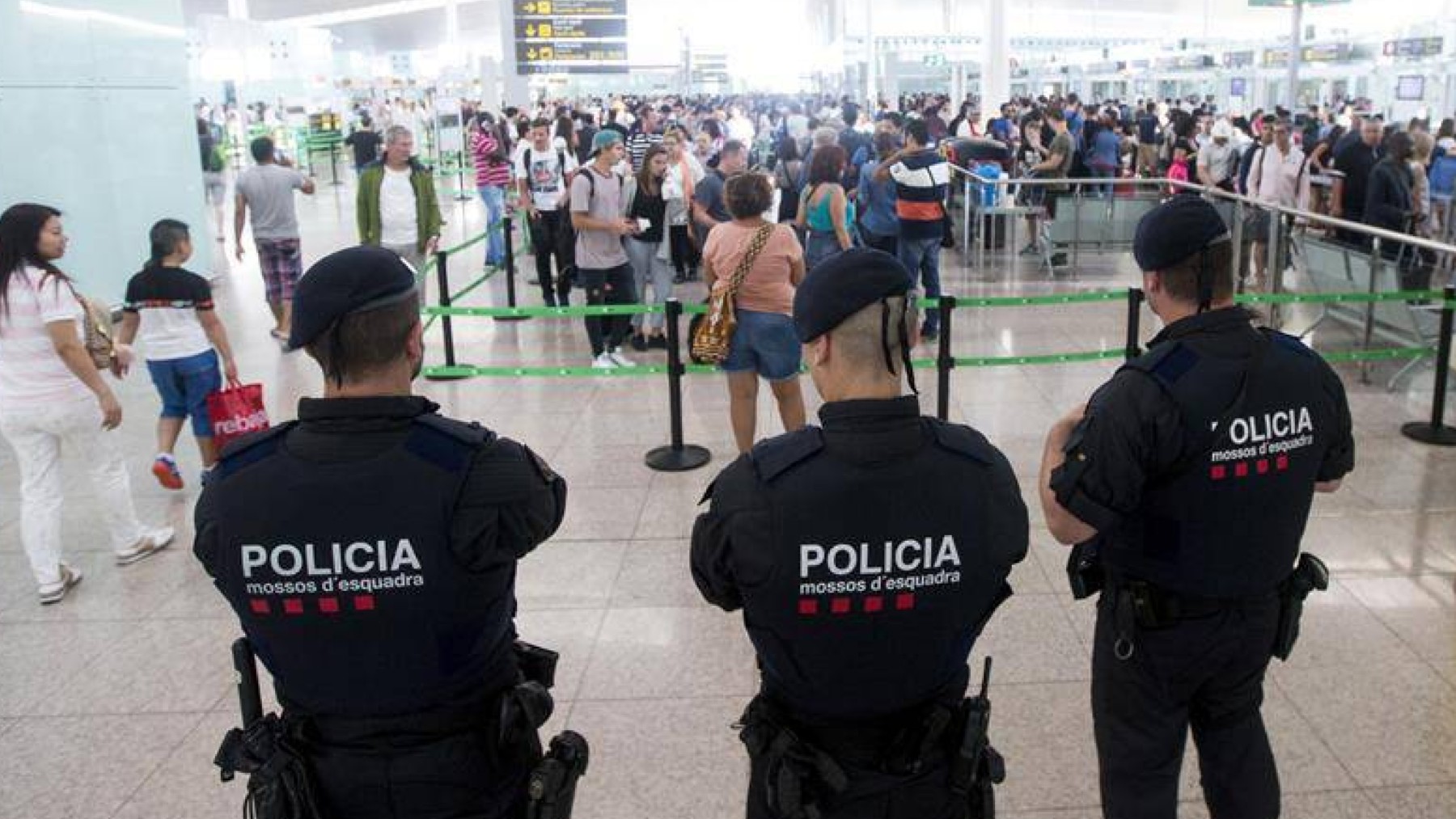 Mossos d’Esquadra de servicio en el aeropuerto de El Prat