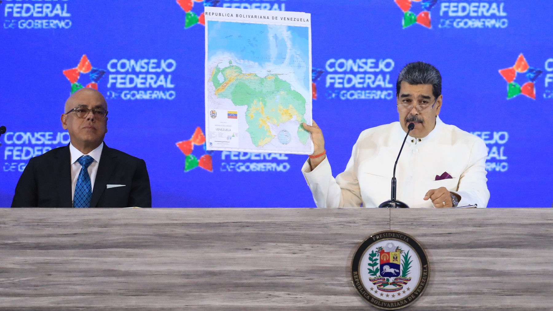 Nicolás Maduro presenta el nuevo mapa de Venezuela con el Esequibo