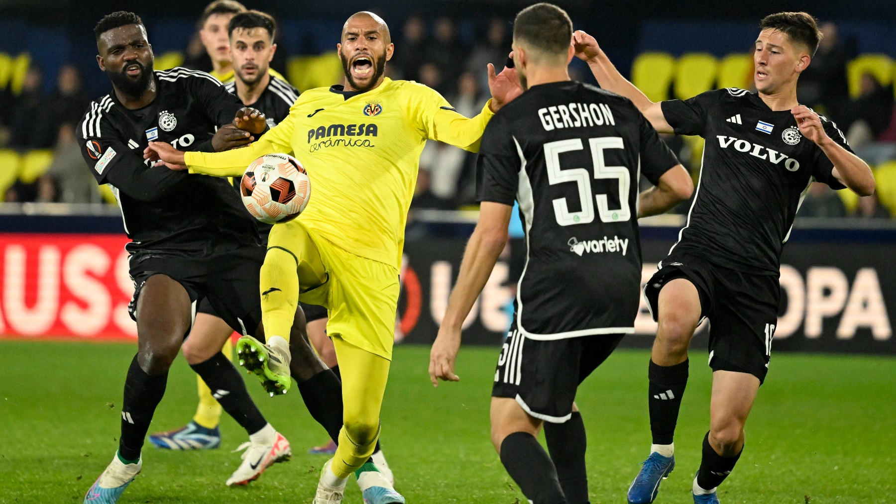 Capoue lucha una pelota ante el Maccabi (EFE)