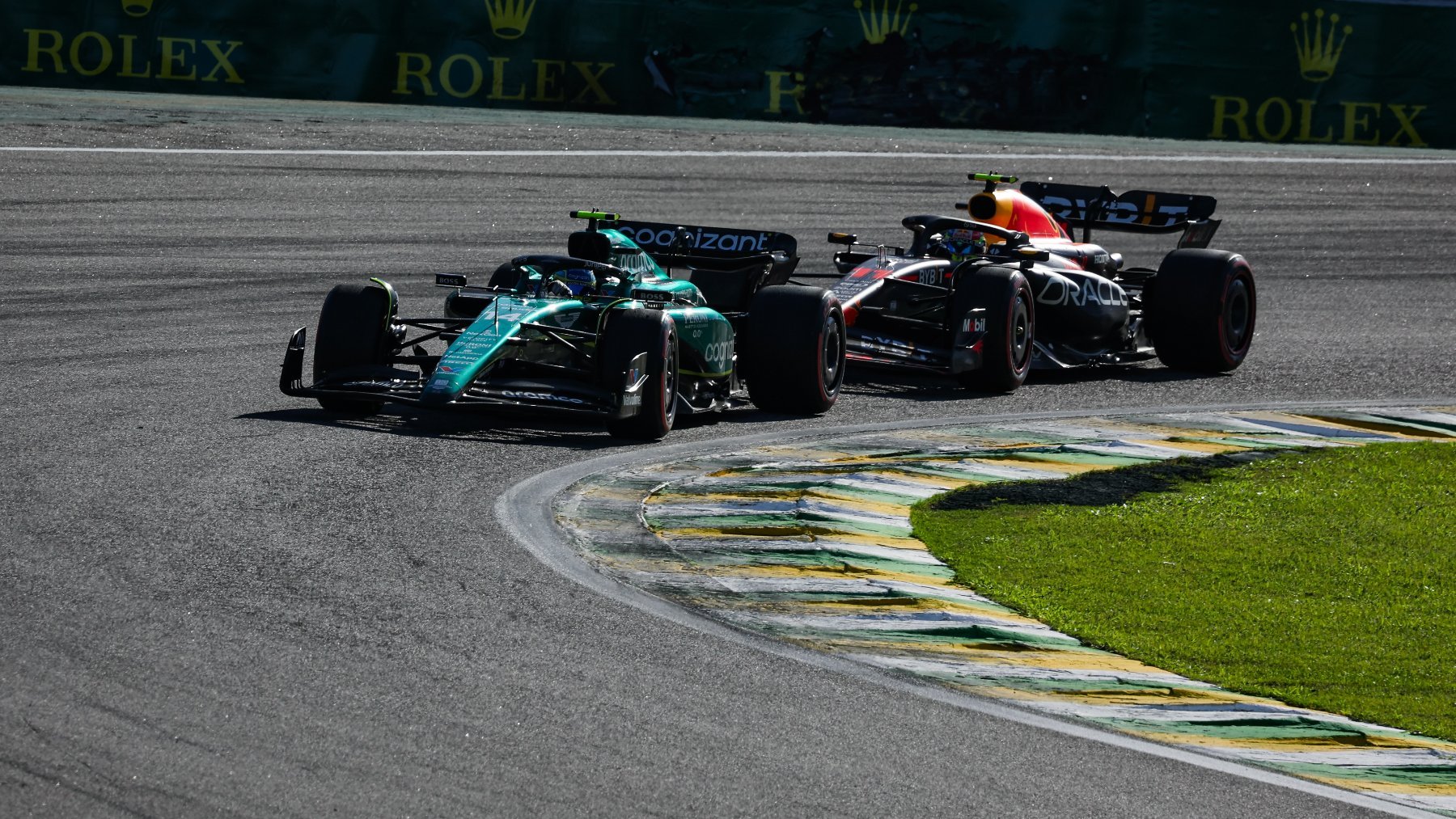 Fernando Alonso y Checo Pérez durante su inolvidable batalla en el GP de Brasil. (Europa Press)