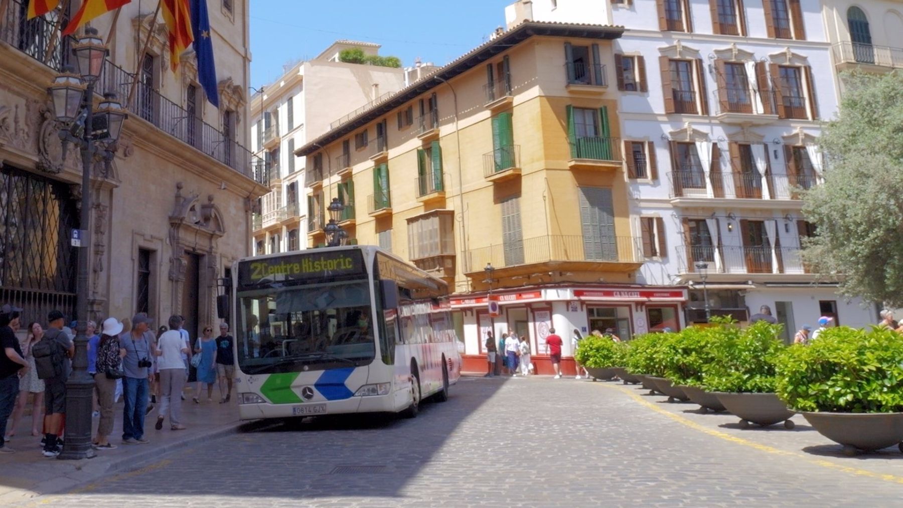 Un autobús de la EMT circula por el centro de Palma.