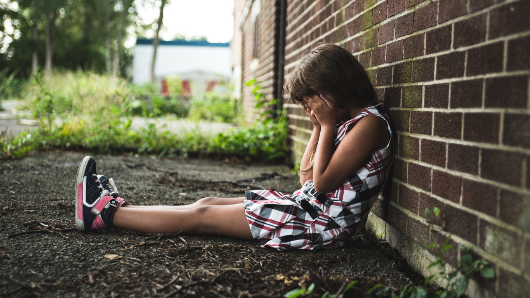 Niña tapándose los ojos. (Fuente: iStock)