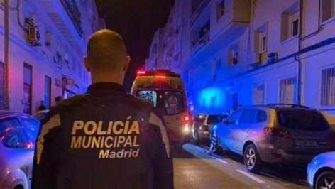 Policía municipal durante una actuación nocturna en Madrid.