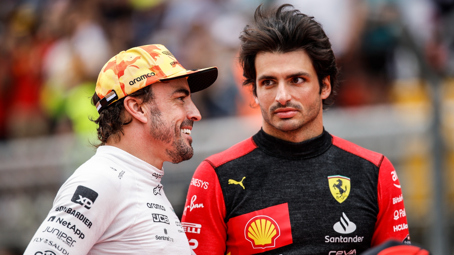 Fernando Alonso y Carlos Sainz hablan antes de una carrera. (Europa Press)