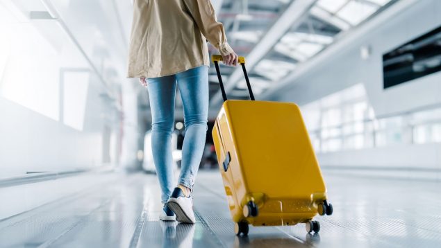Muchos ciudadanos viajan el extranjero en busca de sueldos más elevado