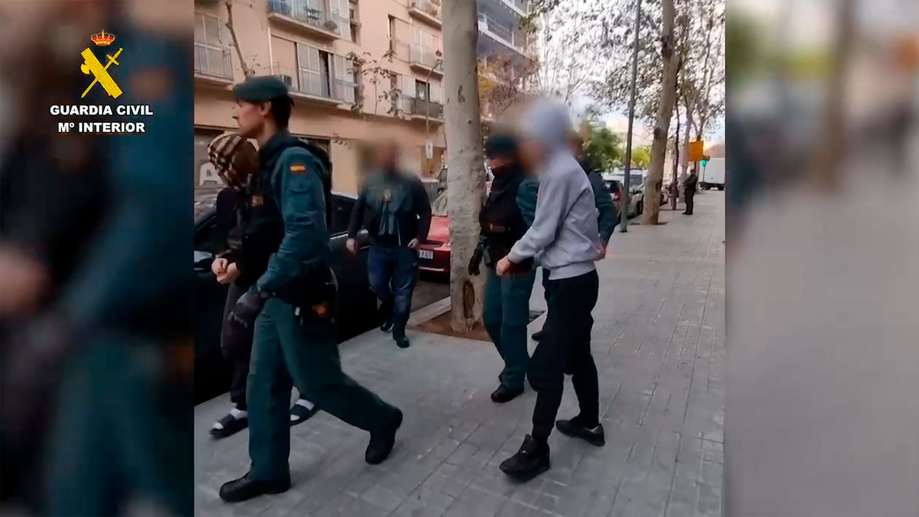 La Guardia Civil detiene en Barcelona a la banda de las estafas telefónicas que simulaban llamar desde bancos para robar a sus clientes.