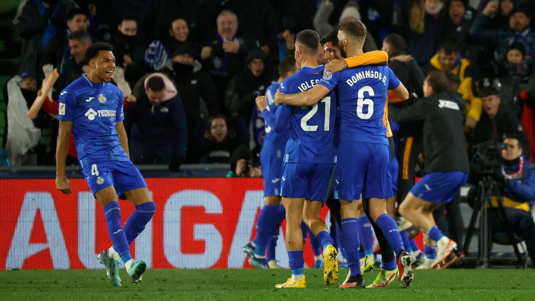 Los jugadores del Getafe celebran el gol de Borja Mayoral ante el Valencia. (EFE)