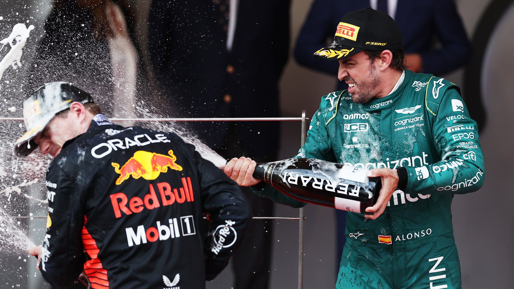 Alonso rocía de champán a Verstappen en un podio. (Getty)