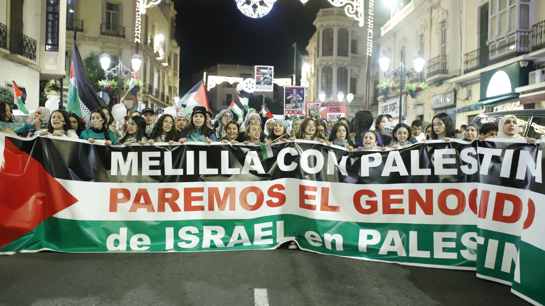Decenas de personas durante una manifestación en apoyo a Palestina, a 29 de noviembre de 2023, en Melilla (España).