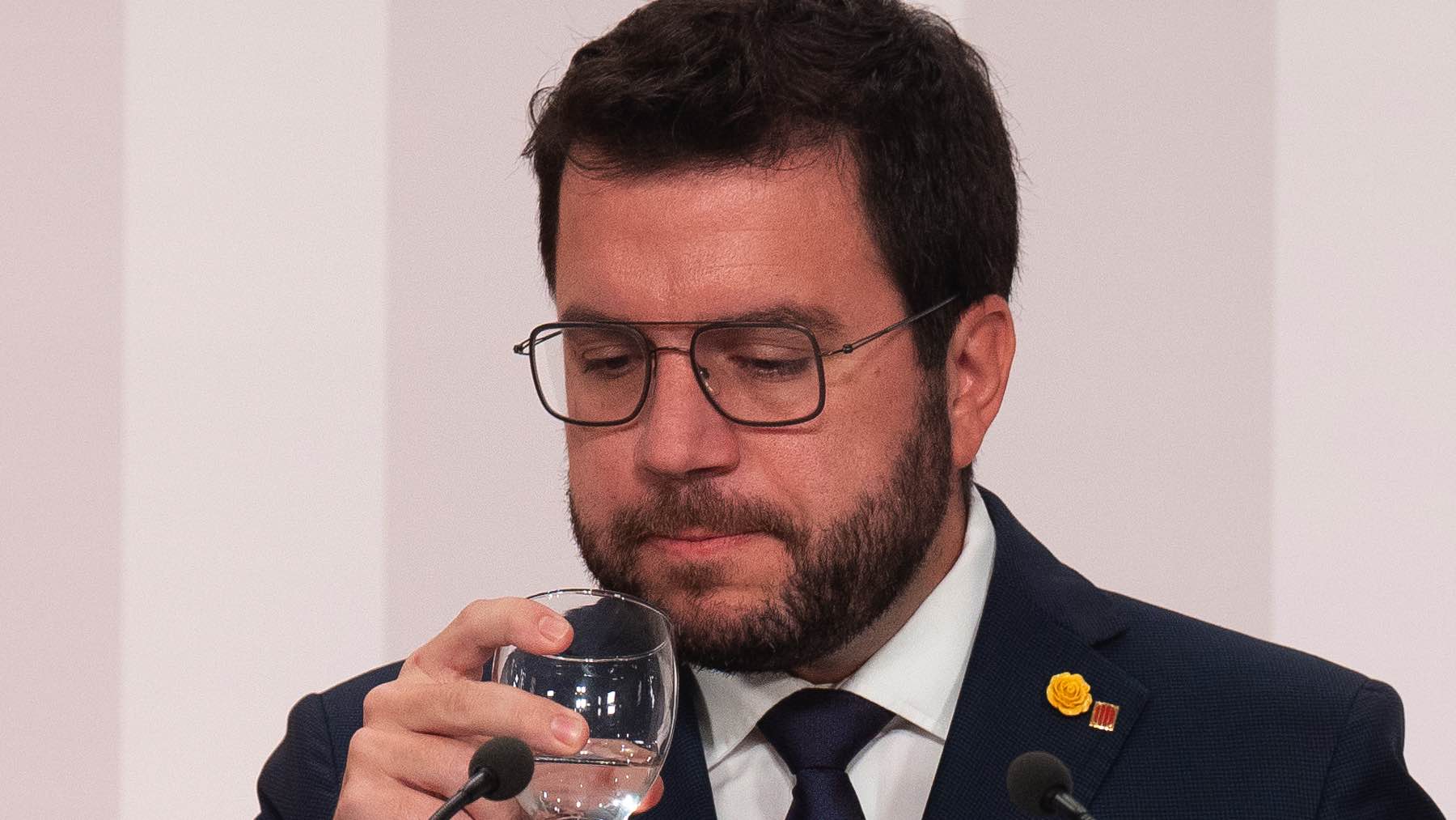 Pere Aragonés bebiendo agua.