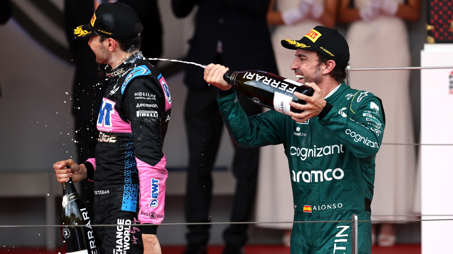 Fernando Alonso echa champán a Esteban Ocon. (Getty)