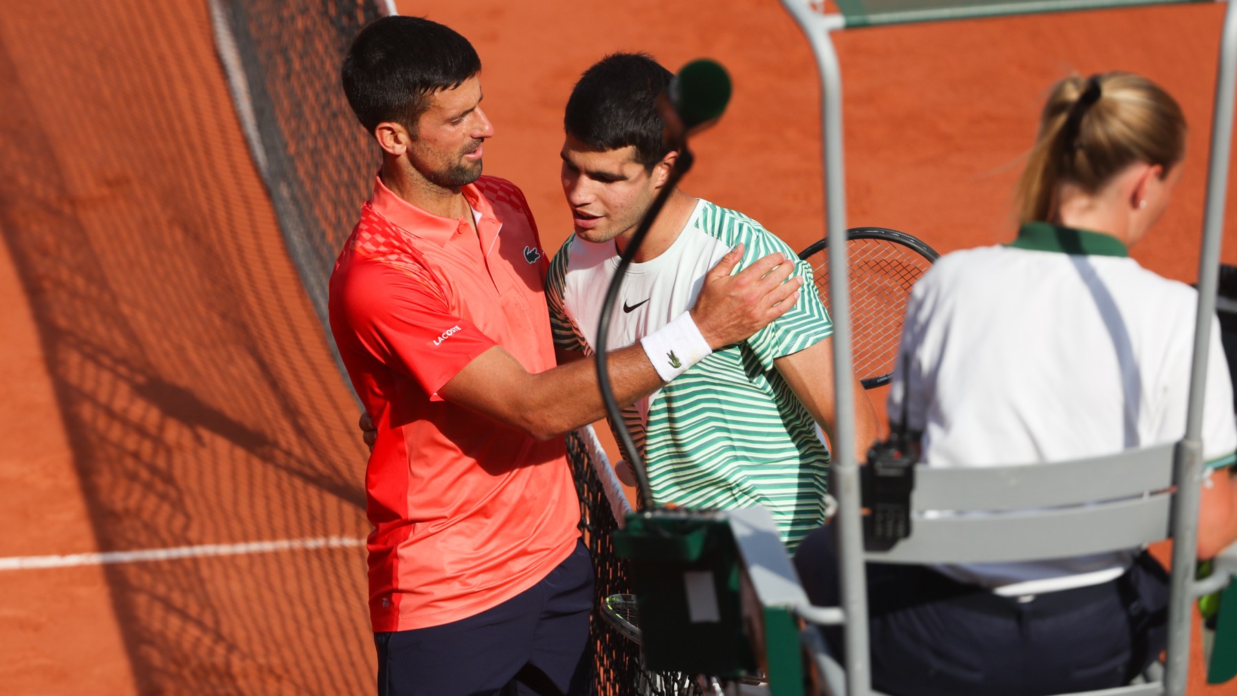 Djokovic saluda a Alcaraz tras el partido de ambos en Roland Garros 2023. (Europa Press)