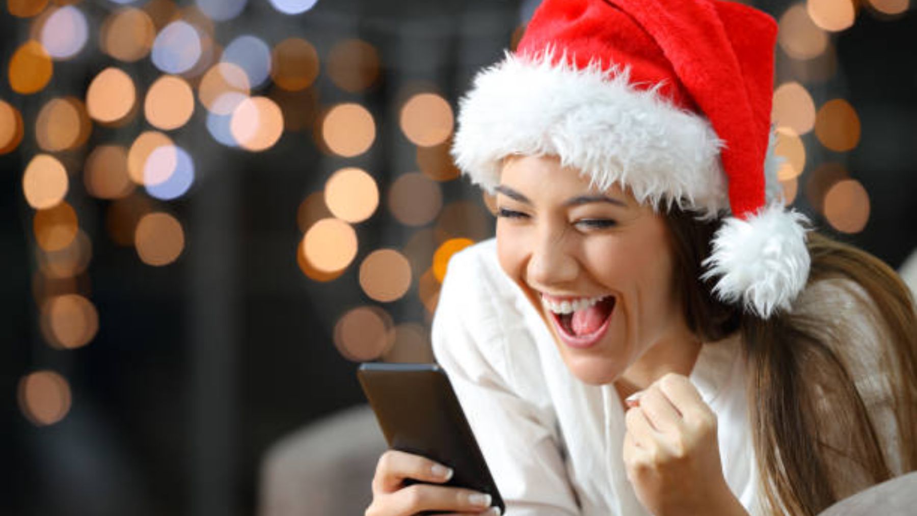 Mujer celebrando con gorro de Navidad.