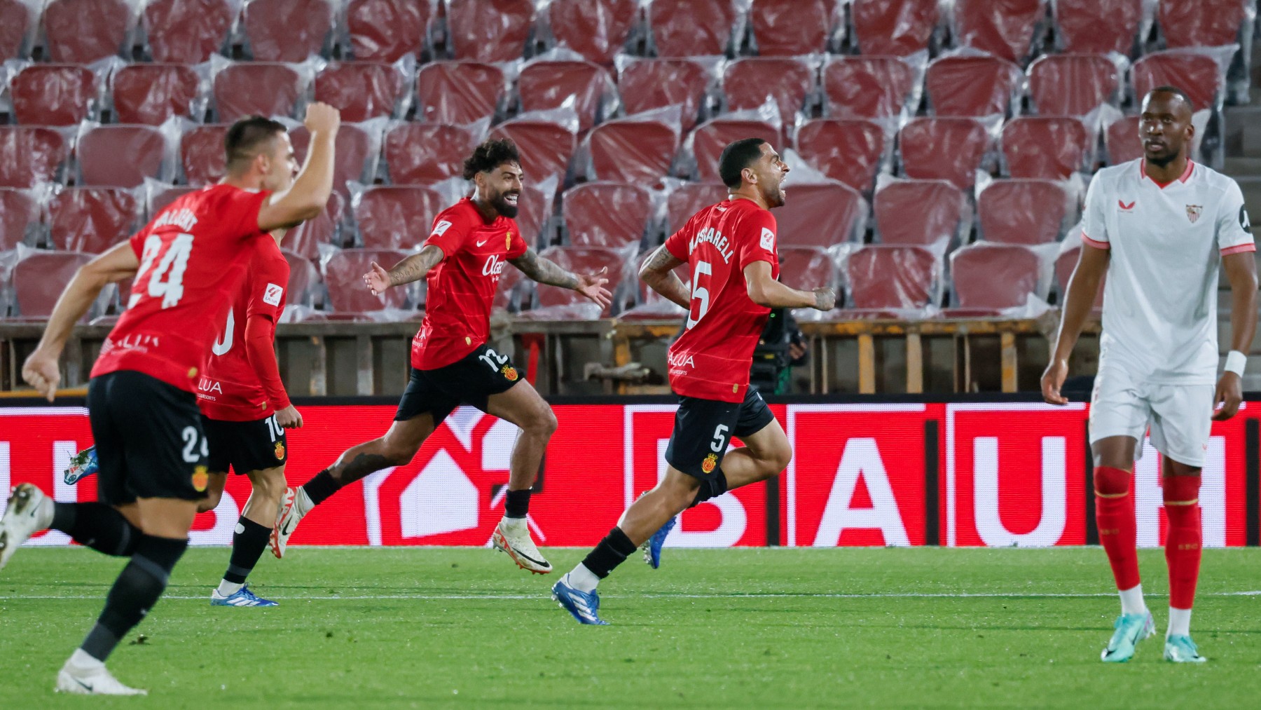 Los jugadores del Mallorca celebran un gol contra el Sevilla (EFE)