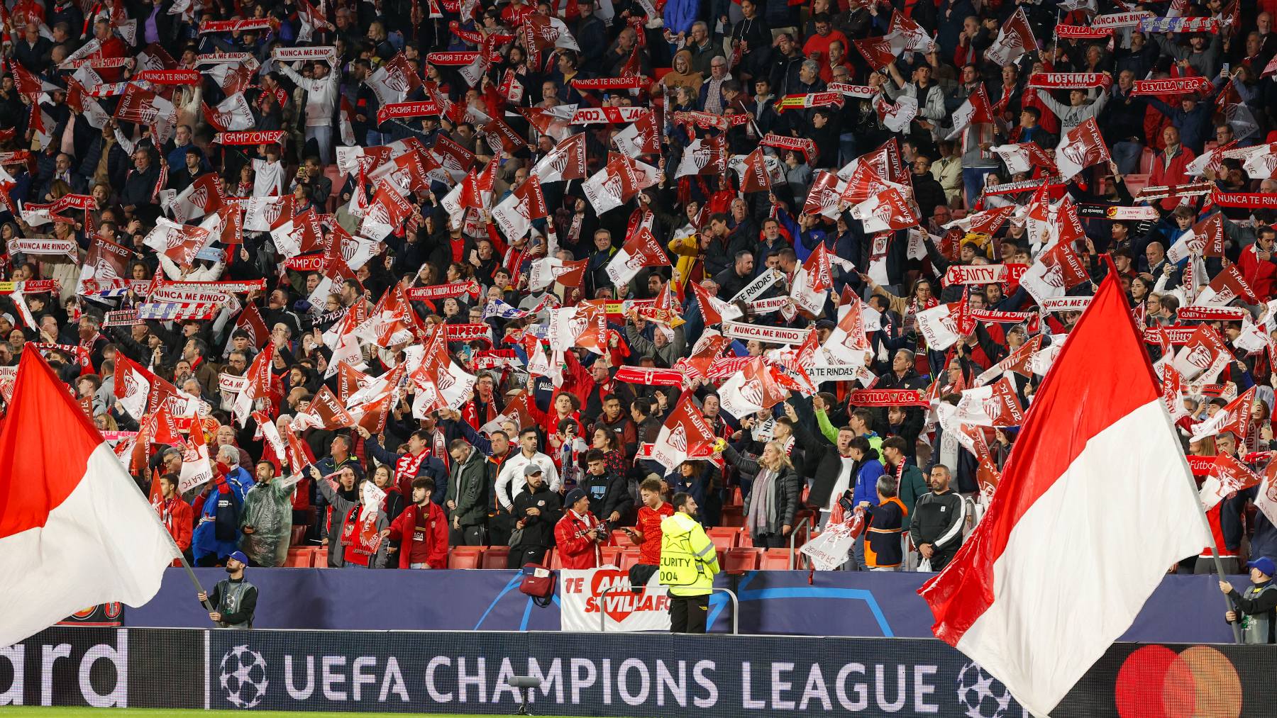 Aficionados del Sevilla en un partido de Champions. (EFE)