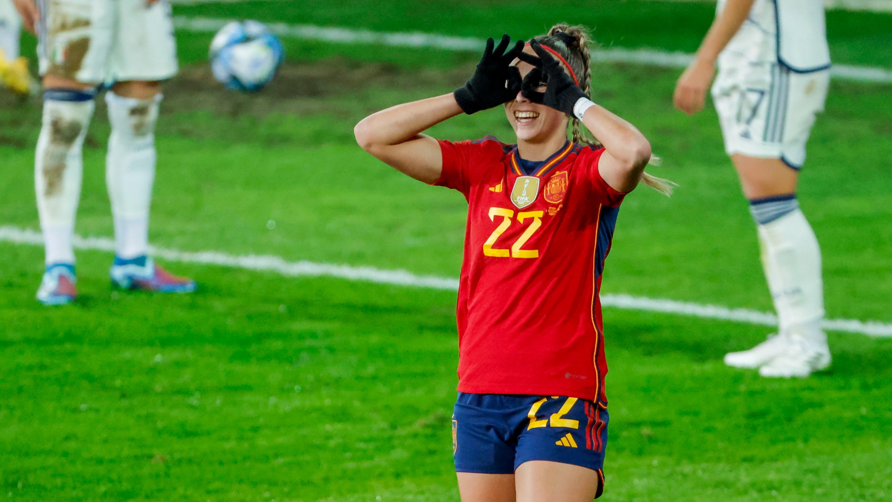 Athenea del Castillo celebra un gol con España. (EFE)