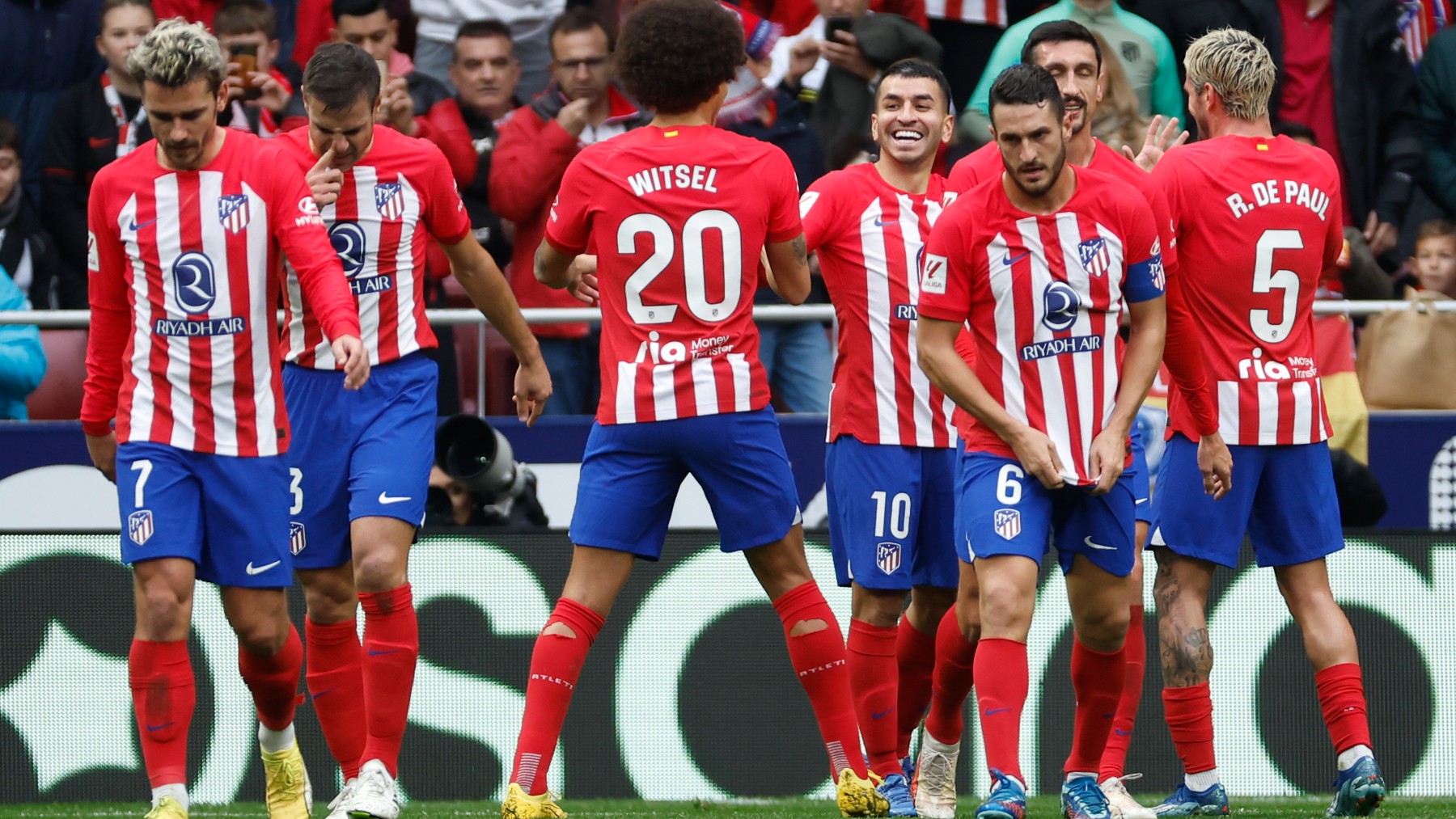 Los jugadores del Atlético celebran un gol ante el Almería. (EFE)