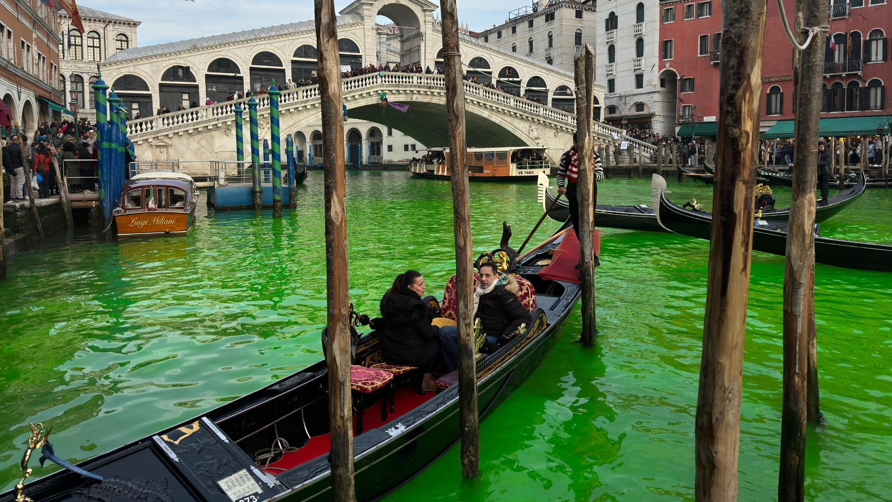 El Gran Canal de Venecia verde por el tinte vertido.