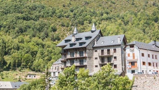 Creerás que estás en Los Alpes: el pueblo rodeado de cascadas sin salir de España