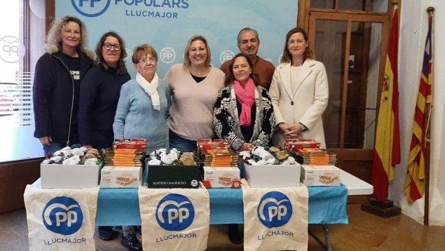 El PP de Llucmajor aporta productos de alimentación y dulces navideños para Cáritas.
