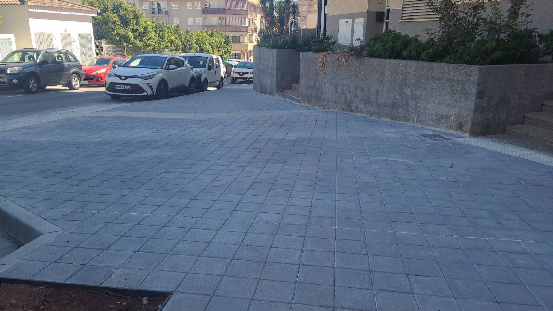 El área de Infraestructuras de Cort mejora la accesibilidad de las aceras de la calle Martí Boneo.