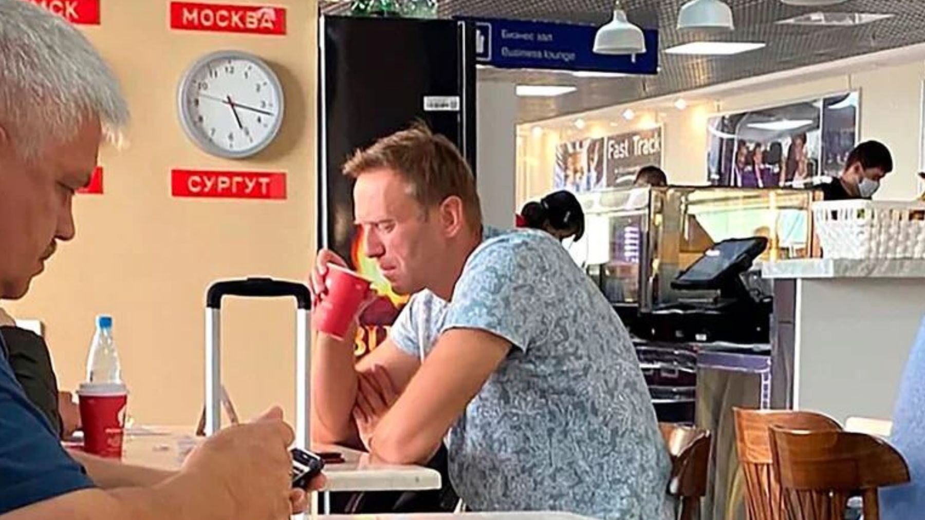 Alexei Navalni bebe el té que supuestamente lo envenenó. (Pavel Lebedev)