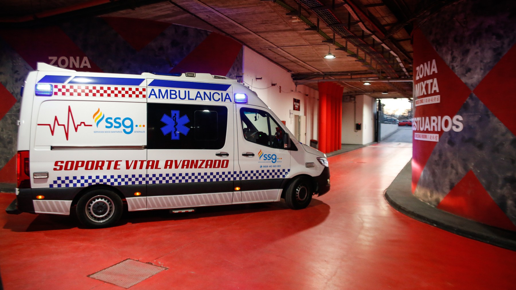 La ambulancia en Los Cármenes (Europa Press).