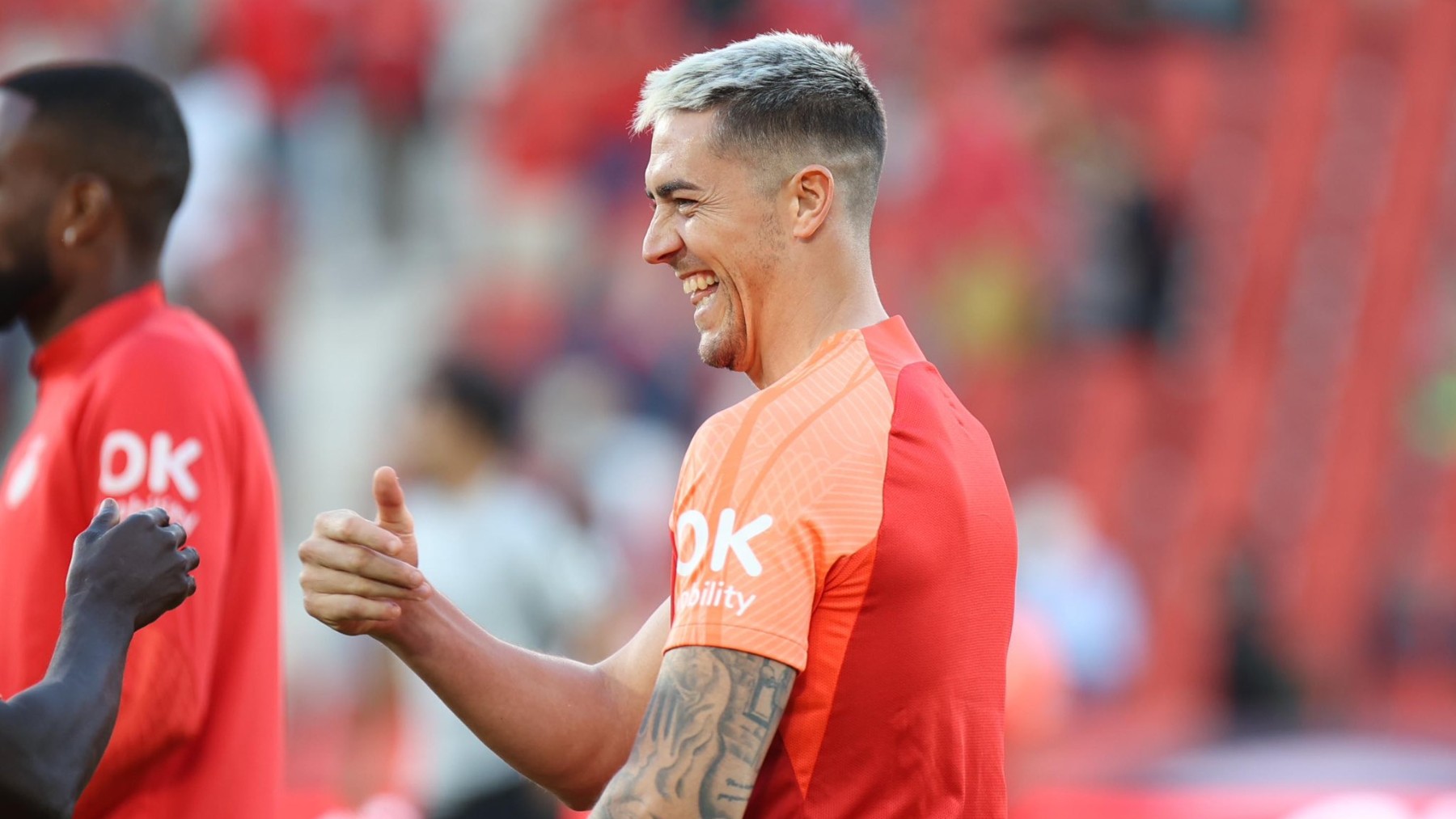 Raíllo bromea antes de un partido