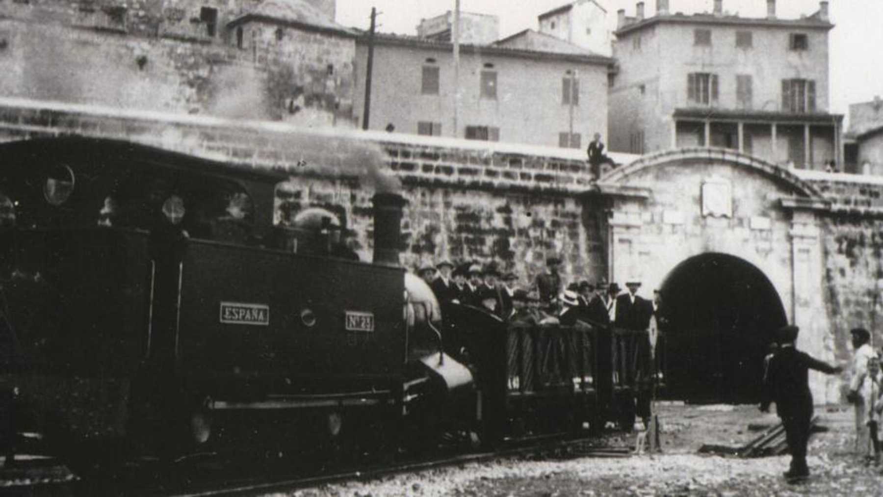 Fotografía de época de un tren antes de su entrada en el núnel del Parc de la Mar.