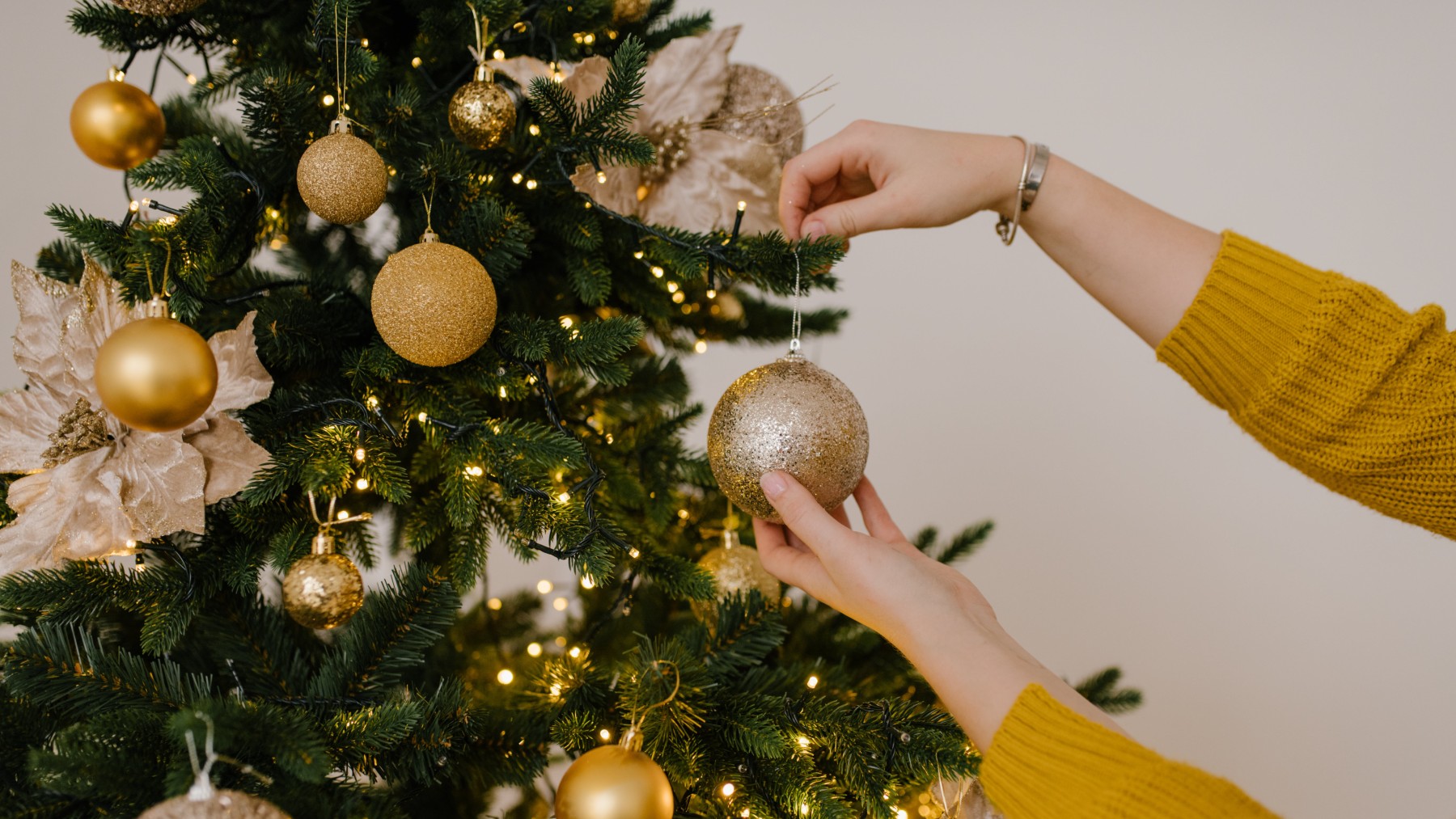 Esta es la forma correcta de colocar las luces de Navidad en tu árbol