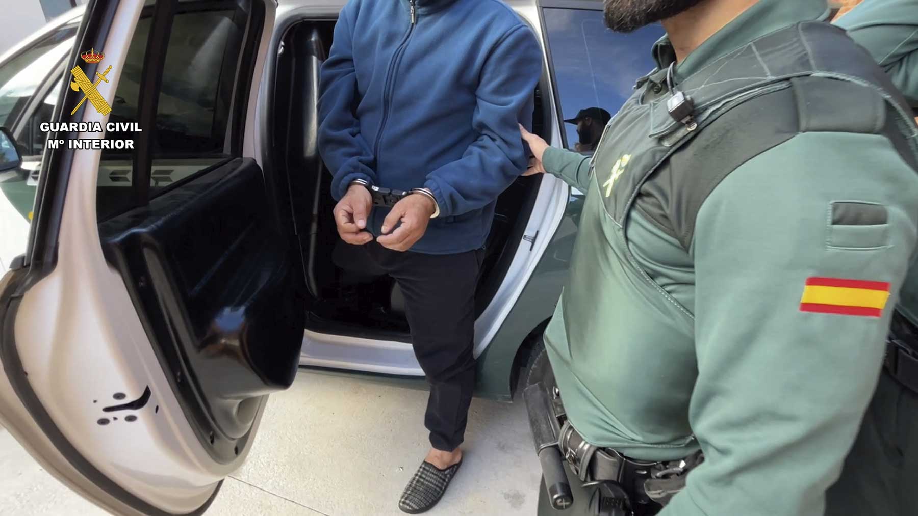 Momento de la detención del presunto agresor en Nájera por parte de la Guardia Civil.