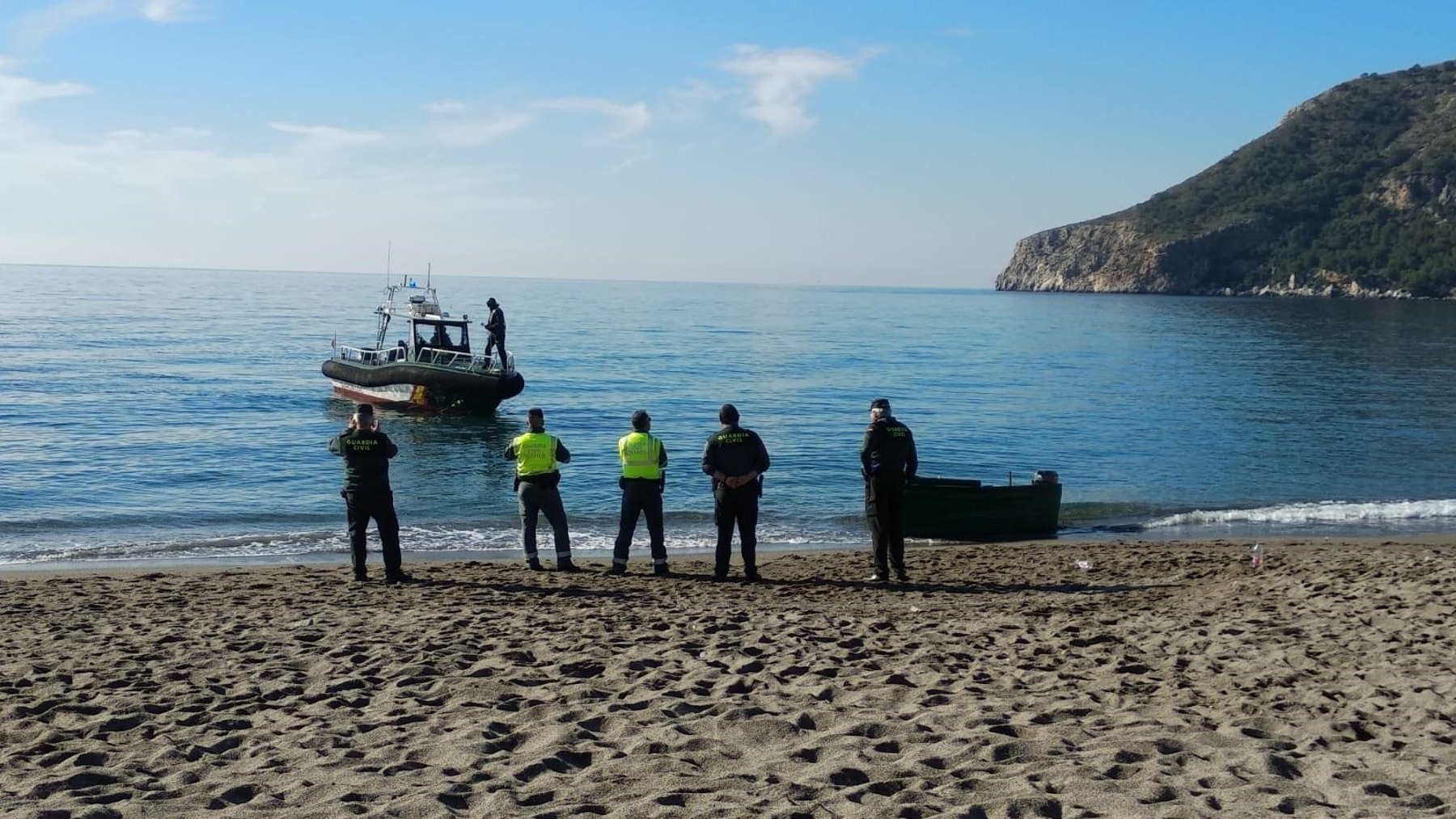 Una patera en la playa de La Herradura, en la provincia de Granada (EUROPA PRESS).