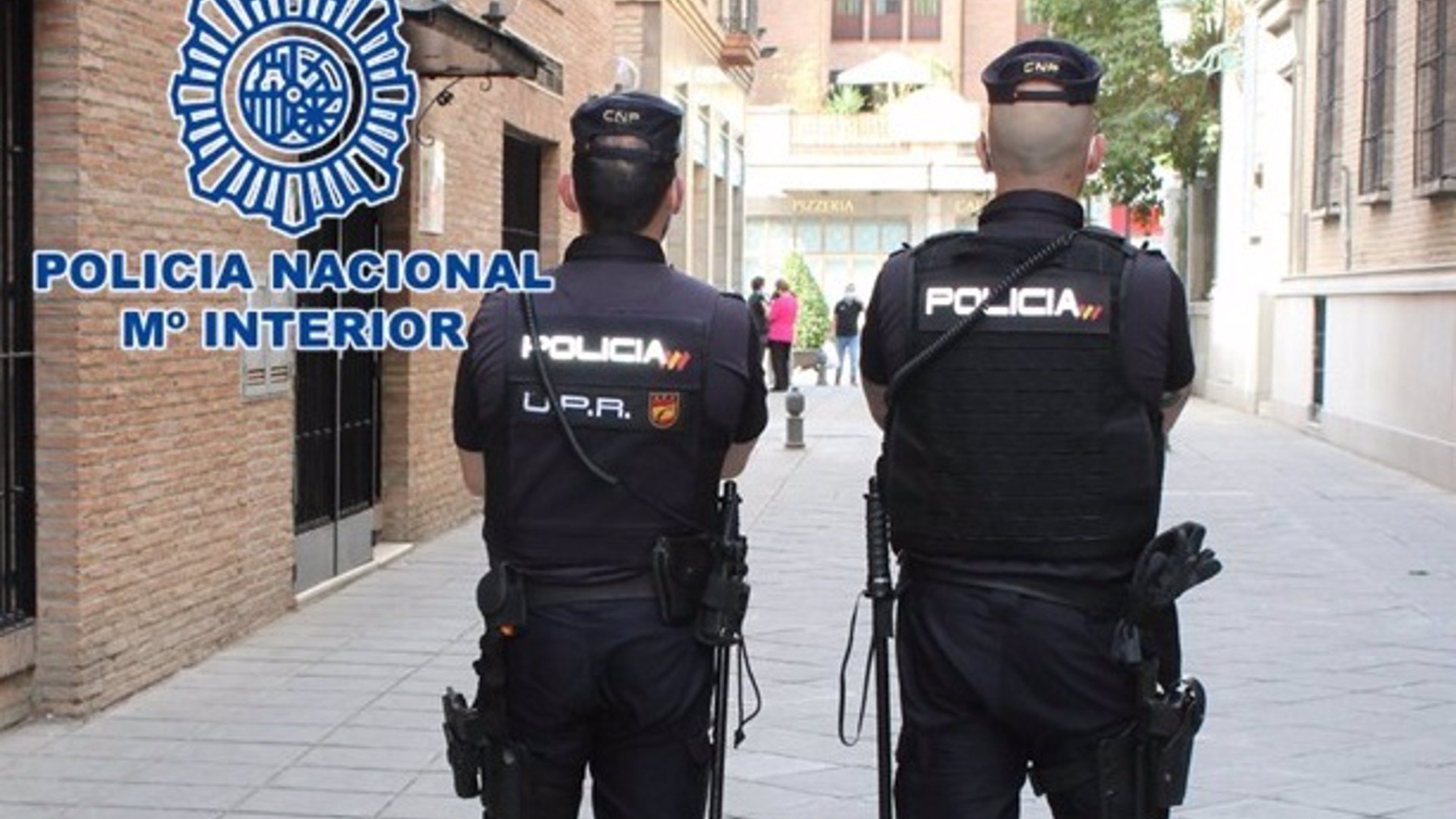 Dos agentes de la Policía Nacional.