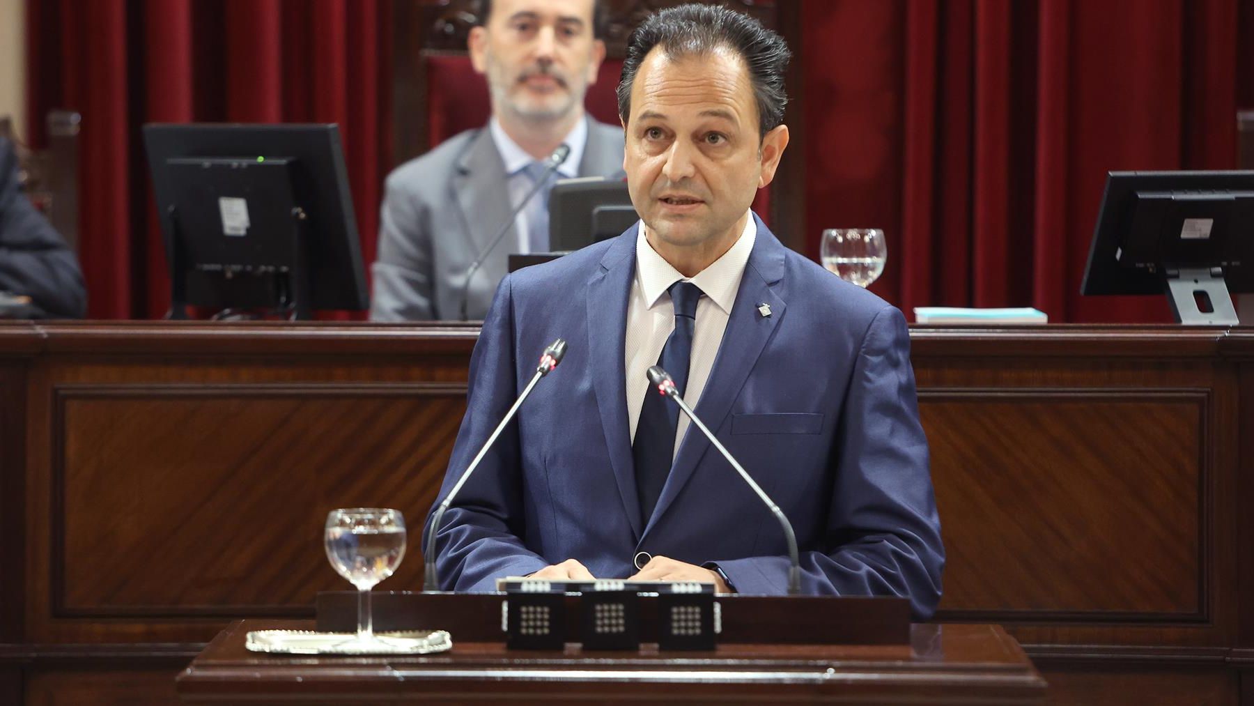 Llorenç Córdoba en la tribuna del Parlament a principios de legislatura.