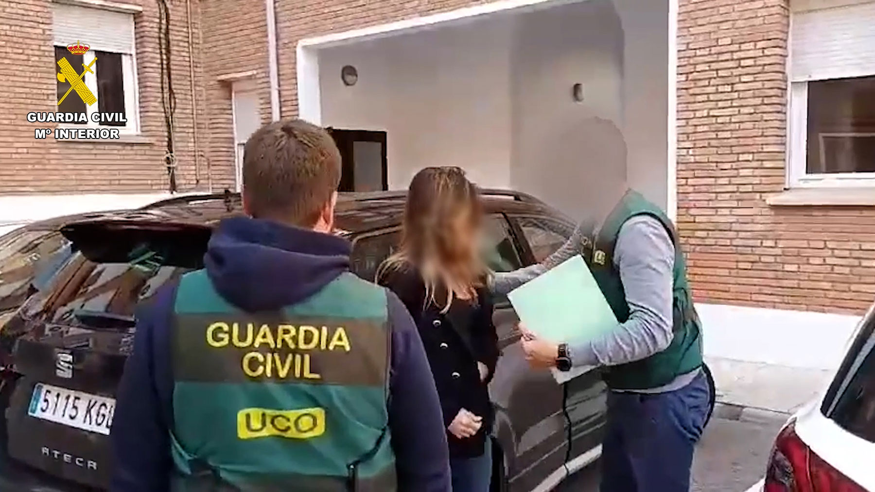 Momento de la detención de la mujer este martes en Marbella, por guardias de la UCO.