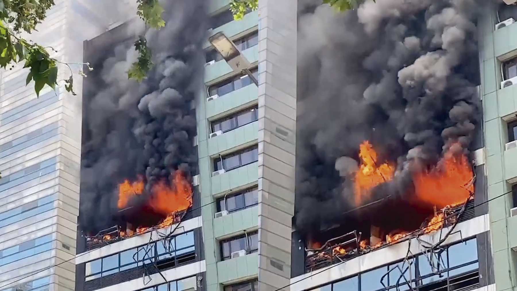 Brutal incendio en el edificio contiguo al Ministerio de Trabajo de Buenos Aires.