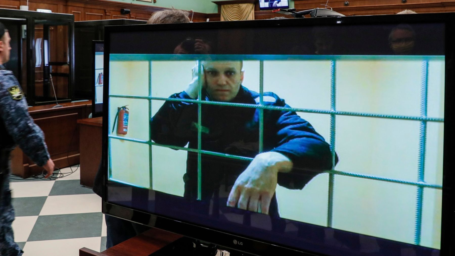 Navalni aparece en una pantalla a través de un enlace de vídeo desde su penal, en junio de 2023. (Efe)