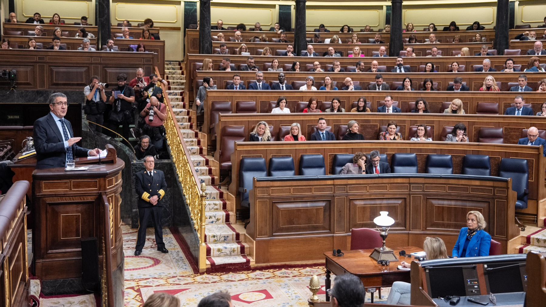 La bancada azul del Gobierno prácticamente vacía durante el debate de la amnistía.