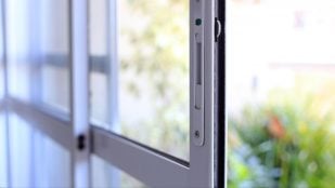 El truco del rotulador que sirve para limpiar las ventanas corredizas