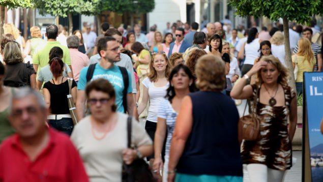 Ciudadanos andando por la calle