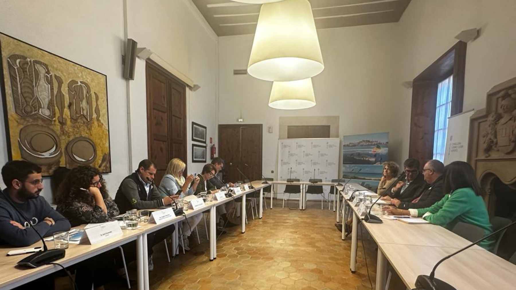 Imagen de la reunión mantenida entre el Govern con representantes del turismo de cruceros.