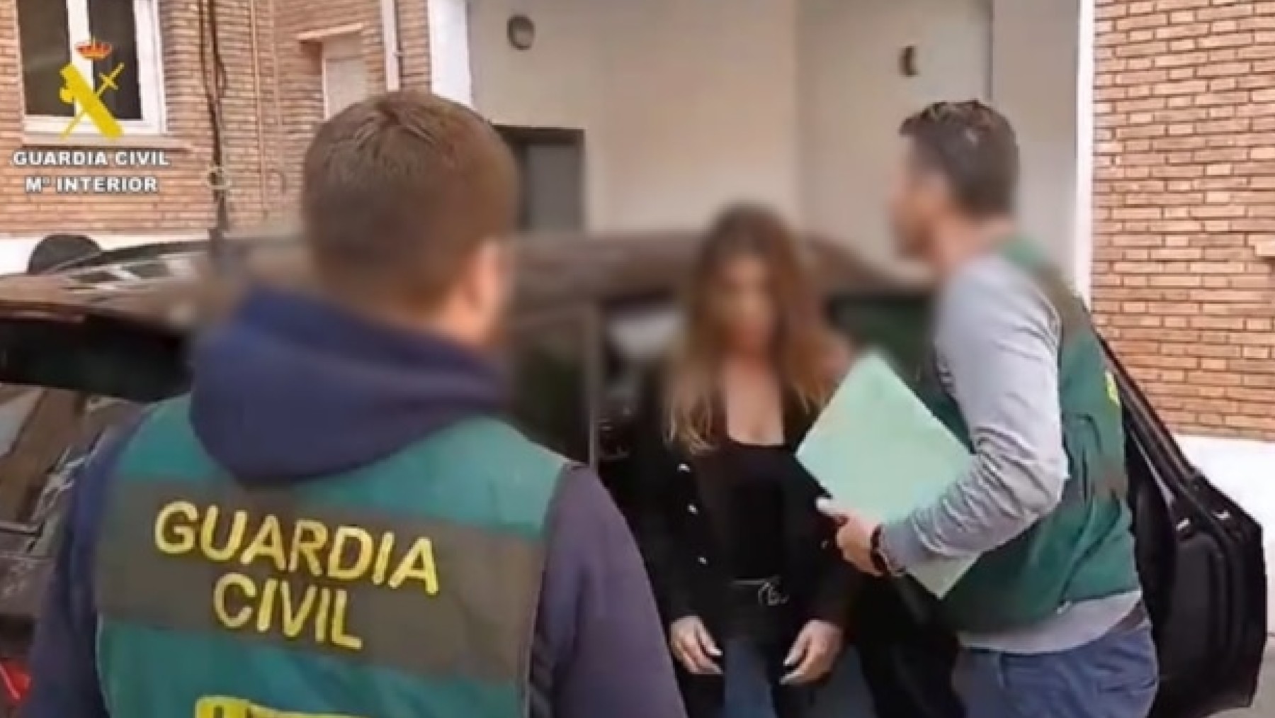 Momento de la detención en Marbella de la mujer que denunció por agresión sexual al hijo de Cándido Conde-Pumpido.