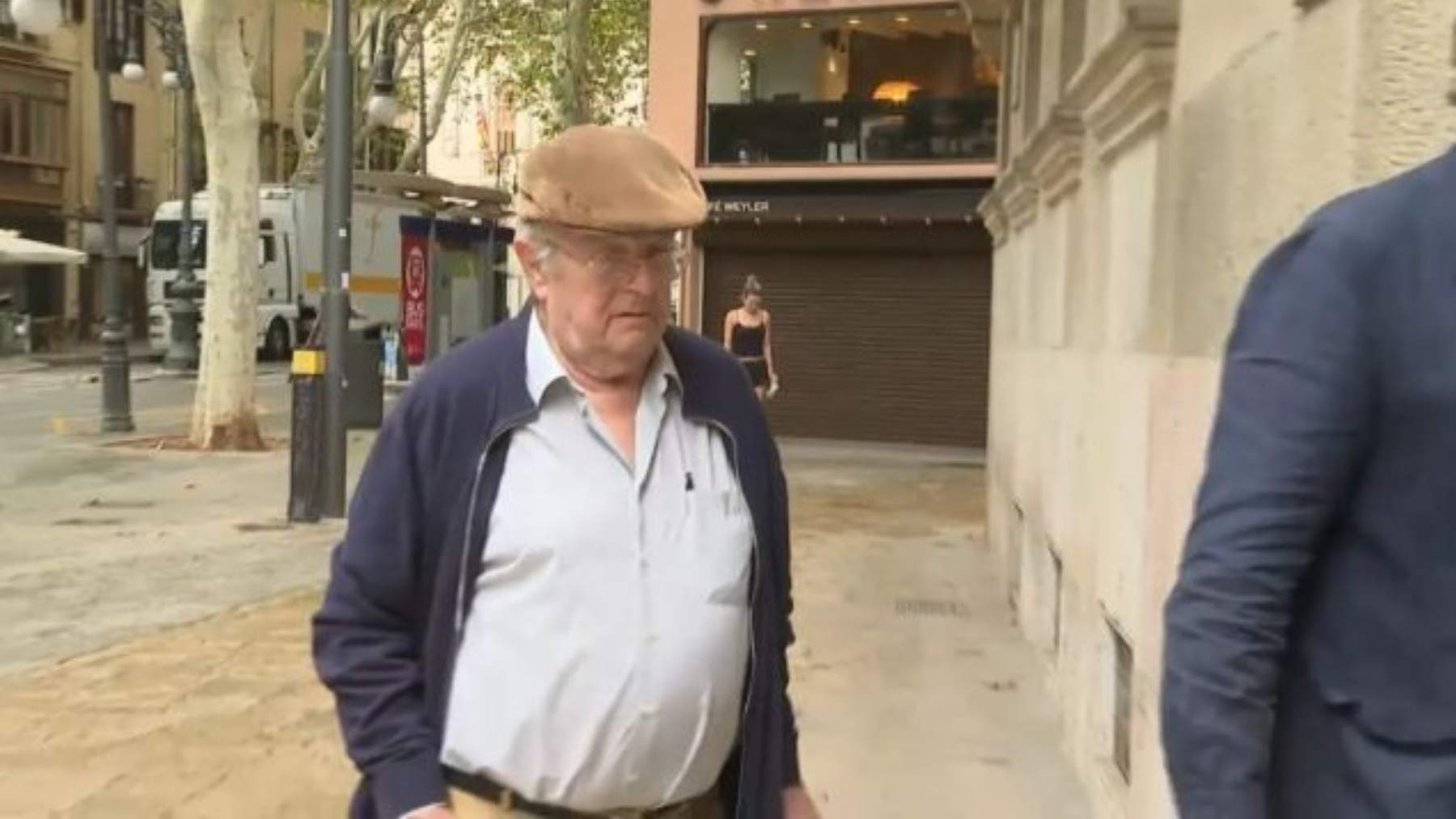 Pau Rigo junto a los juzgados. en Palma.