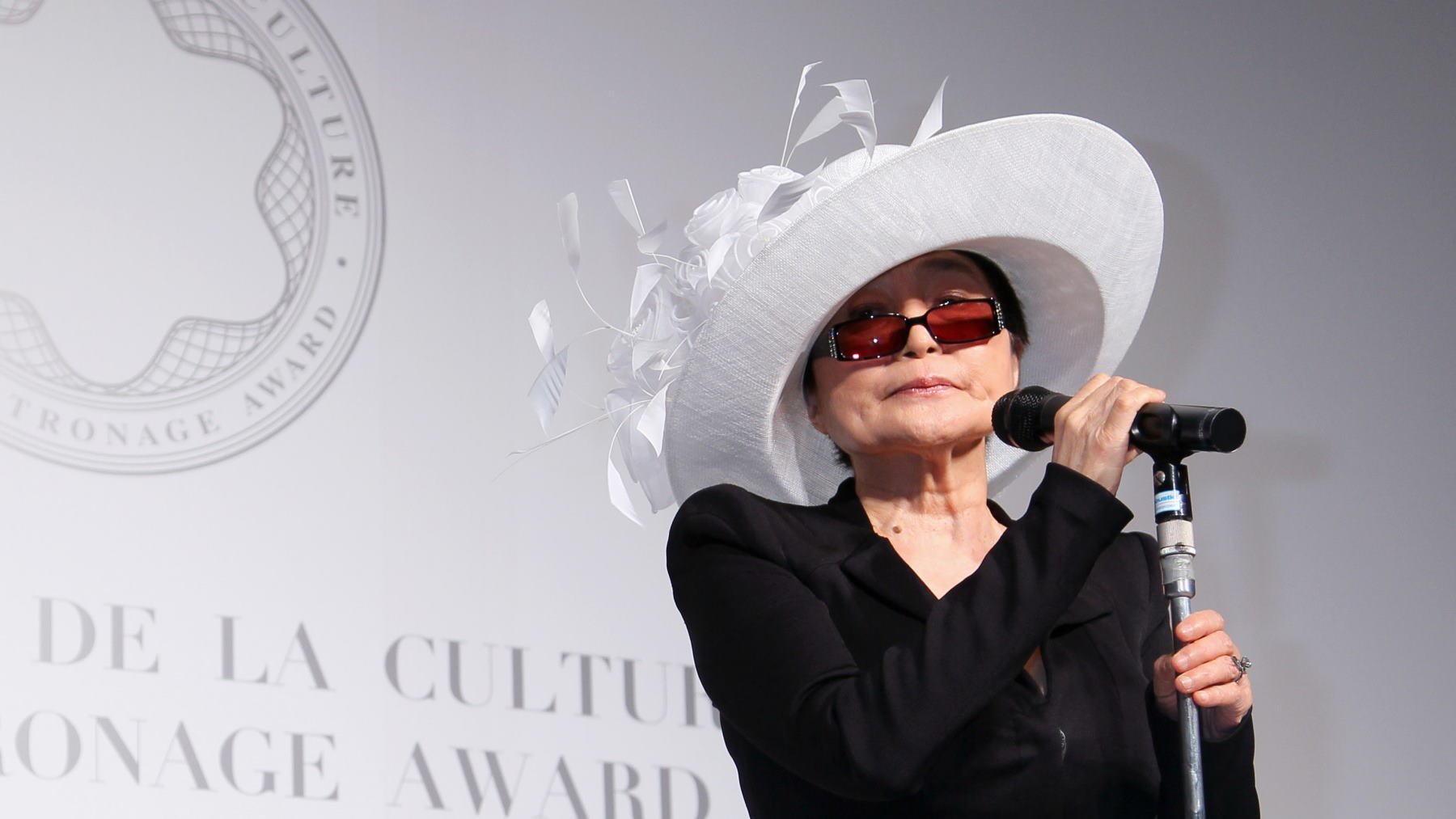 Yoko Ono está en silla de ruedas