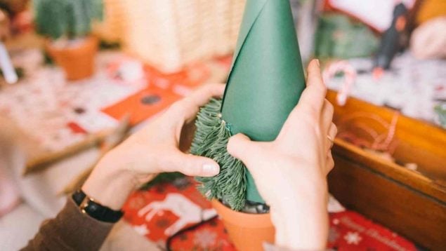 Cómo hacer un árbol de navidad de papel paso a paso